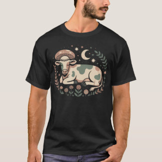 Süße Goblincore-Kuh ruht neben magischem Wald T-Shirt