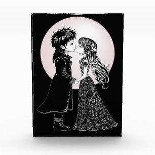 Süße Gothic Emo Kinder küssen sich am Valentinstag Fotoblock