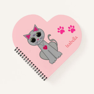 Süße graue Katze und Namenskalligrafie auf Rosa Notizbuch