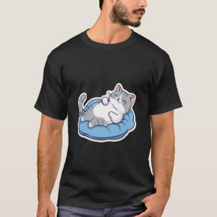 Süße graue und weiße Tabby-Anzugkatze entspannt au T-Shirt