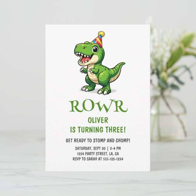 Süße grüne Dinosaurier-Kinder-Geburtstagsfeier Einladung (Stehend Vorderseite)
