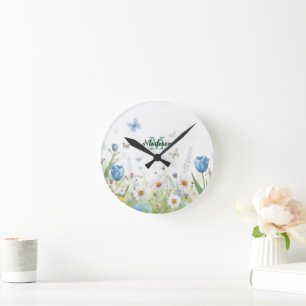Süße grüne Frühlingsblumen-Wildblumenstrauß Monogr Runde Wanduhr