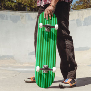 Süße grüne stilvolle Streifenmuster-Design  Skateboard