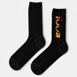 Süße gruselige Typografie mit Fledermäusen und Spi Socken