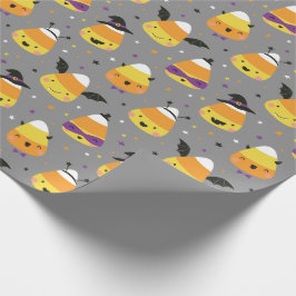 Süße Halloween Candy Corns in Kostümen auf Grau Geschenkpapier