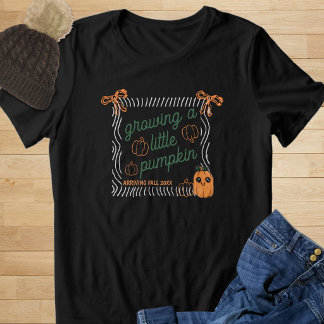 Süße Halloween-Kürbis-Schwangerschaftsankündigung Tri-Blend Shirt