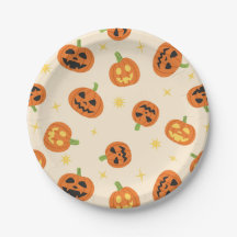 Süße Halloween-Kürbisse auf cremefarbenen Papierpl