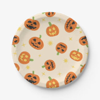 Süße Halloween-Kürbisse auf cremefarbenen Papierpl Pappteller