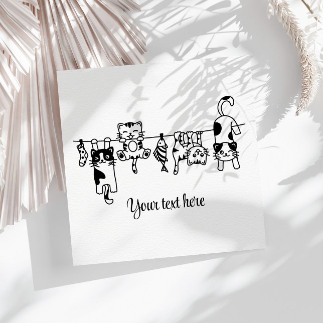 Süße hängende Kätzchen mit individuellem Text/Name Serviette (Cute Hanging Kittens Custom Text/Name Napkins on a sunny white table with neutral dry botanicals)
