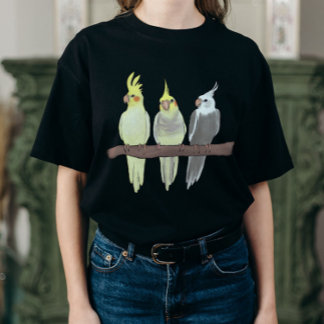 Süße Haustier-Nymphensittiche scharen sich auf der T-Shirt