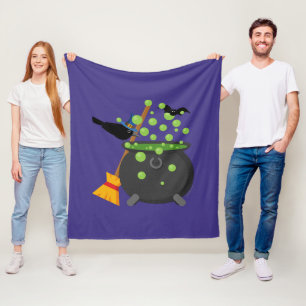 Süße Hexenkrähe schaut in einen brodelnden Kessel Fleecedecke