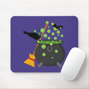 Süße Hexenkrähe schaut in einen brodelnden Kessel Mousepad