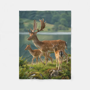 Süße Hirsche und Kitz beim See im Wald Natur Fleec Fleecedecke