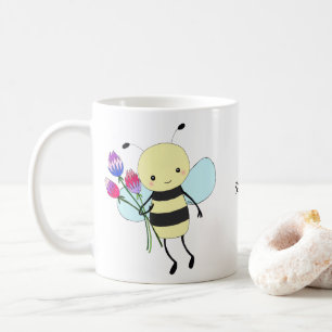 Süße Honigbiene mit Blumen hält benutzerdefinierte Kaffeetasse