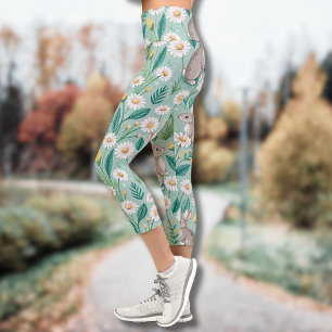 Süße Kaninchen sitzen zwischen weißen Gänseblümche Capri Leggings