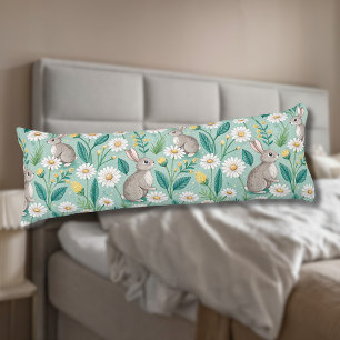 Süße Kaninchen sitzen zwischen weißen Gänseblümche Seitenschläferkissen