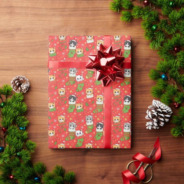 Süße Kätzchen in Weihnachtsstrümpfen  Geschenkpapier (Feiertagsgeschenk)