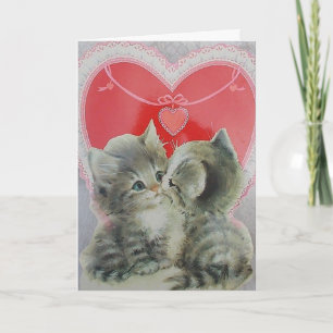 Süße Kätzchen mit rotem Herzen zum Valentinstag Feiertagskarte