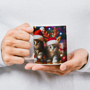Süße Kätzchen mit Weihnachtsmann und Rentierhüten Kaffeetasse