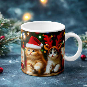Süße Kätzchen mit Weihnachtsmann und Rentierhüten Kaffeetasse