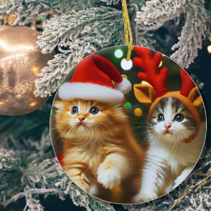 Süße Kätzchen mit Weihnachtsmann und Rentierhüten Keramik Ornament