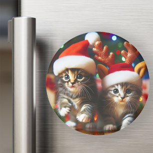 Süße Kätzchen mit Weihnachtsmann und Rentierhüten  Magnet