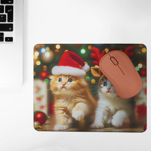 Süße Kätzchen mit Weihnachtsmann und Rentierhüten Mousepad