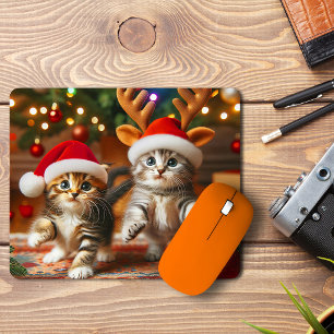 Süße Kätzchen mit Weihnachtsmann und Rentierhüten Mousepad