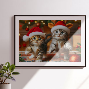 Süße Kätzchen mit Weihnachtsmann und Rentierhüten  Poster