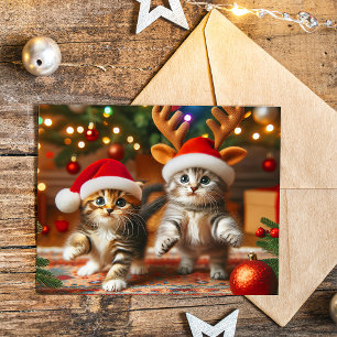 Süße Kätzchen mit Weihnachtsmann und Rentierhüten Postkarte