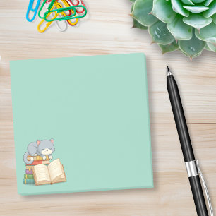 Süße Katze auf einem Stapel grüner Bücher Post-it Klebezettel