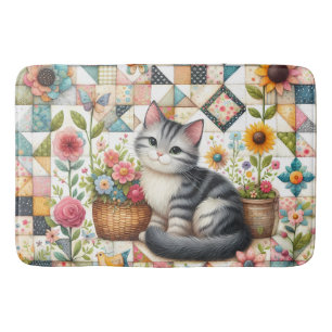 Süße Katze auf floraler Steppdecke Cottagecore Badematte