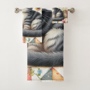 Süße Katze auf floraler Steppdecke Cottagecore Badhandtuch Set