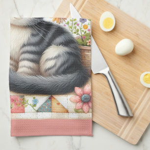 Süße Katze auf floraler Steppdecke Cottagecore Geschirrtuch