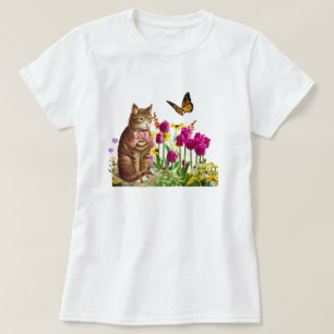 Süße Katze im Blumengarten mit Schmetterling T-Shirt