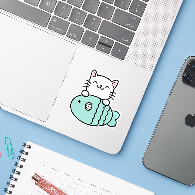 Süße Katze mit blauem Fisch Aufkleber (Laptop mit iPhone)