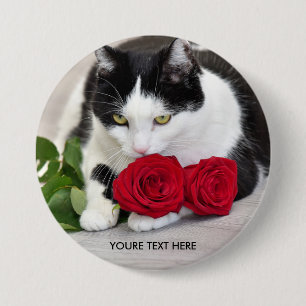 Süße Katze mit der roten Rose Button