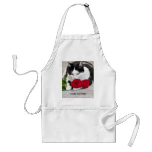 Süße Katze mit der roten Rose Schürze