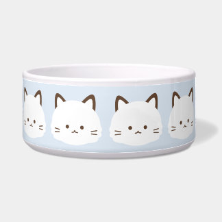 Süße Katze mit pastellblauem Hintergrund Napf