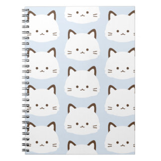 Süße Katze mit pastellblauem Hintergrund Notizblock