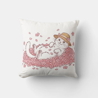 Süße Katze mit Strohhut, ruhend in Sakura-Blüten Kissen