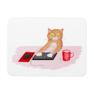 Süße Katze surft im Internet auf einem Computermag Magnet