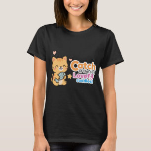 Süße Katze umarmt Fisch mit Liebe und Freude T-Shirt