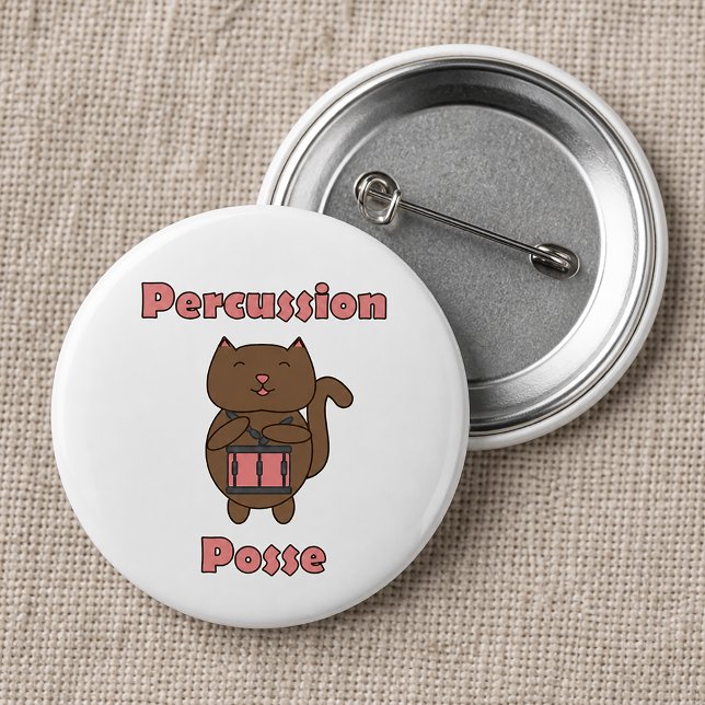 Süße Katzen-Drummerin Percussion Posse Lustiger Ca Button (A pin with a cute cat playing a snare drum and the text percussion posse)
