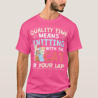 Süße Katzen spielen mit Wolle und Garn Stricken un T-Shirt