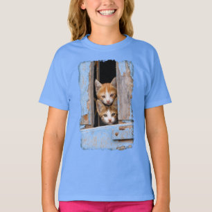Süße Katzenkätzchen in einem blauen antiken Fenste T-Shirt