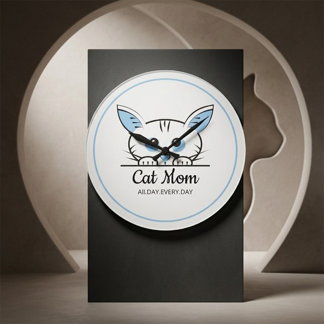 Süße Katzenmutter Wanduhr (Cat mom wall clock featuring a playful design in a refined interior setting)