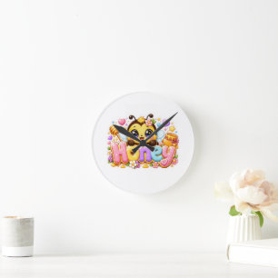 Süße Kawaii Honigbiene Name Pastellrosa Funkelnd B Runde Wanduhr