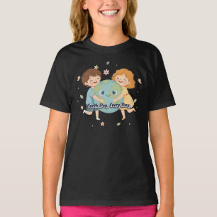 Süße Kinder umarmen die Erde - Tag der Erde jeden T-Shirt