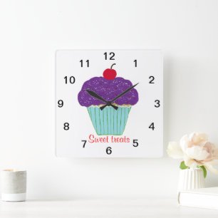 Süße Kirsche auf lila Frosting Cupcake Quadratische Wanduhr